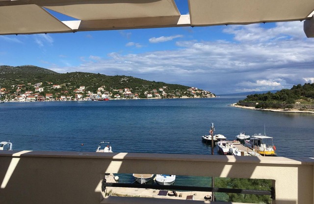 Holiday apartment Vinišće for 1 - 5 persons with 3 bedrooms - Holiday house