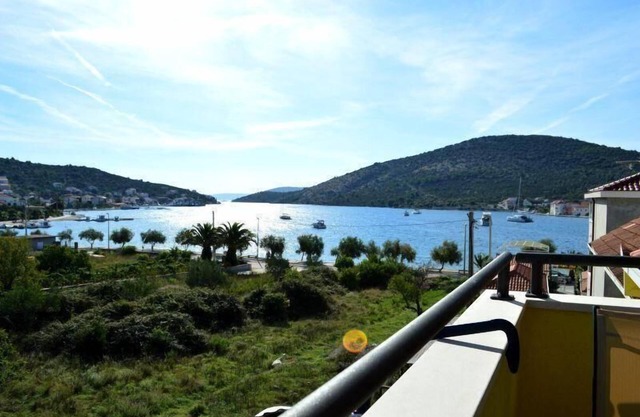 Holiday apartment Vinišće for 2 - 4 persons with 2 bedrooms - Twin house