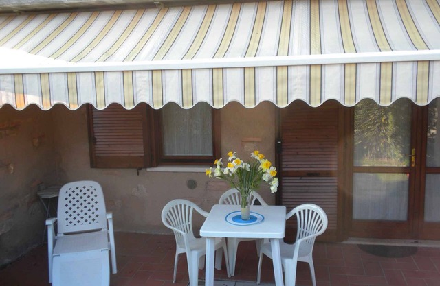 Holiday apartment with private garden in a convenient location to the lake