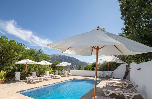 Holiday home "Cortijo Los Lobos Mountain Retreat" with communal pool and WiFi