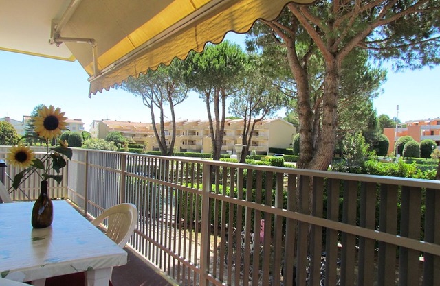 Holiday flat by the pool