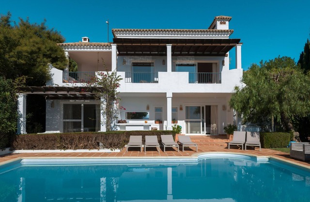Holiday Home 'Petunia' with Private Pool, Wi-Fi and Air Conditioning