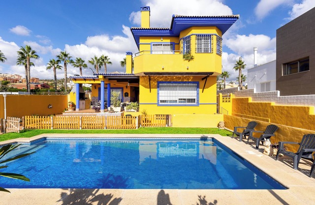 Holiday Home “Milestone House” with Pool, Terrace, Balcony, Air Conditioning & Wi-Fi