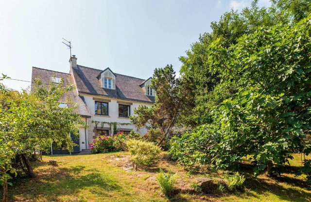 Holiday Home 'Belle Familiale' with Private Terrace, Private Garden, and Wi-Fi