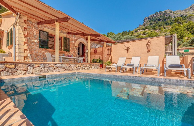 Holiday Home “Ca N’Aina” close to the Beach with Mountain View, Air Conditioning & Pool