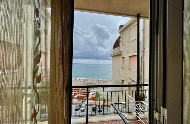 Holiday Home Casa Conchiglia with Sea View & Balcony