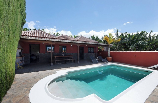 Holiday Home "Casa La Flamenca" with Sea Views, Private Pool and Wi-Fi