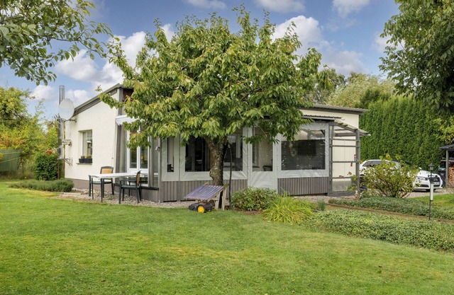Holiday home directly on the lake with boat