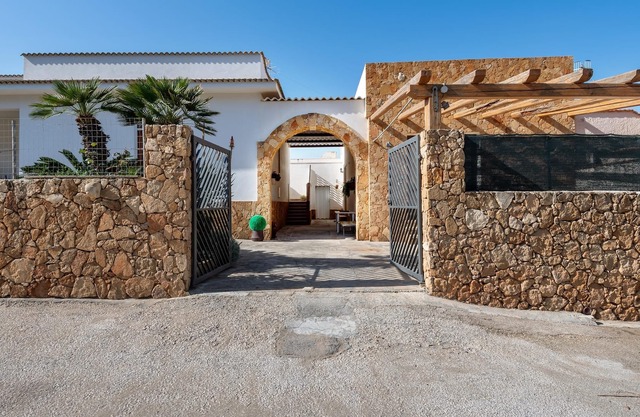 Holiday Home "Dolce Tramonto" Near Beach with Mountain View, Garden & Wi-Fi