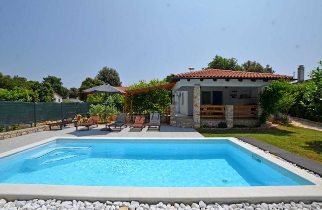 Holiday Home Eta with Pool