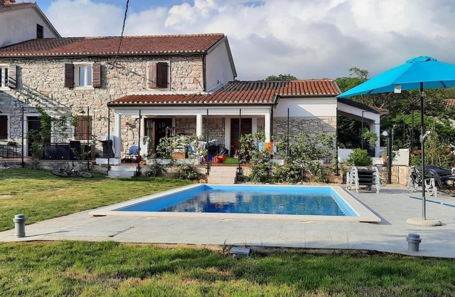 Holiday Home For 8 people, POOL + SEA view