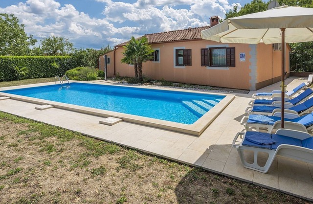 Holiday home Fragola with Outdoor Swimmingpool in Tinjan