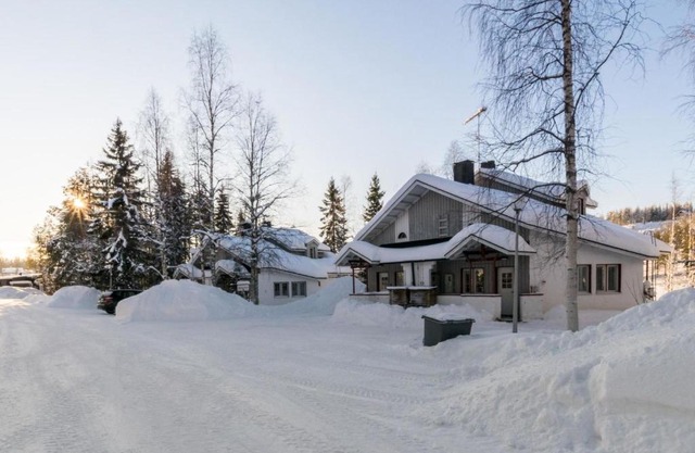 Holiday Home Hallantytär b4 paritalo inc- 2 ski ticke by Interhome