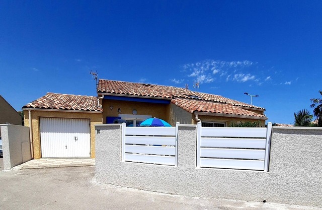 holiday home in residential area near the sea