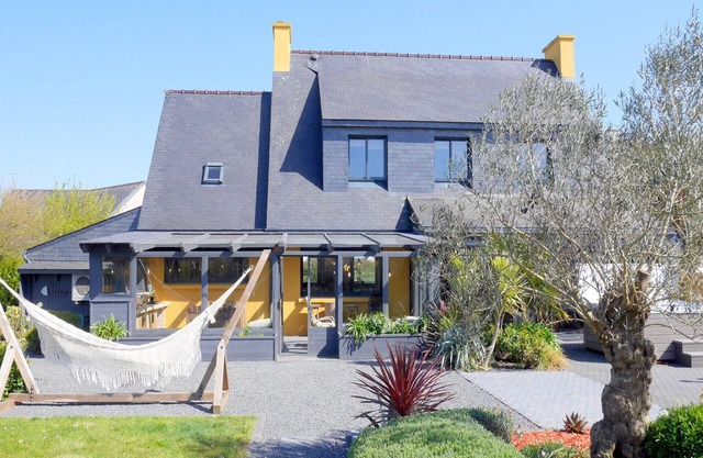 Holiday Home in Guisseny with Jacuzzi & Beach