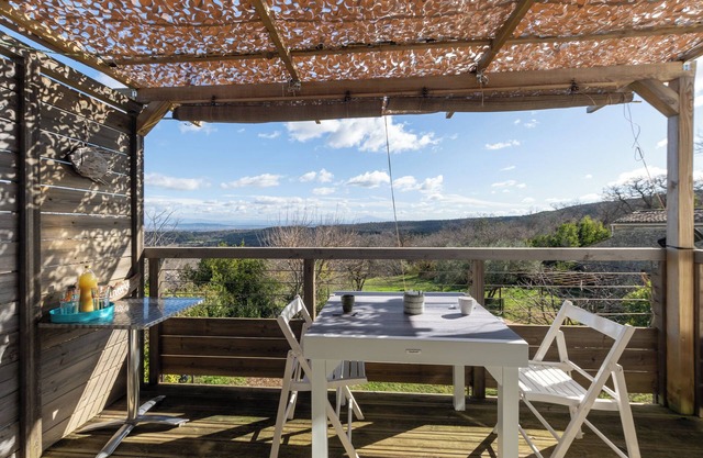Holiday Home 'La Chant Des Tongs - La Canopée' with Mountain View, Wi-Fi and Air Conditioning
