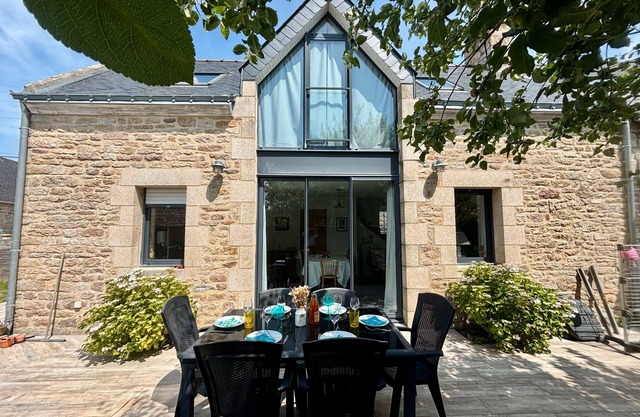 Holiday Home 'La Kervernoïse' with Shared Terrace, Private Garden and Wi-Fi