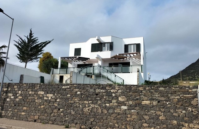 Holiday Home 'Refúgio Dourado' with Mountain View, Private Terrace and Wi-Fi