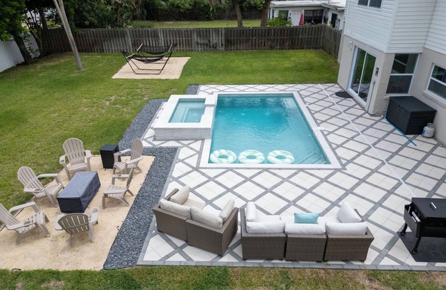 Holiday Home: Saltwater Pool & Spa, Steps to Sand, King Beds