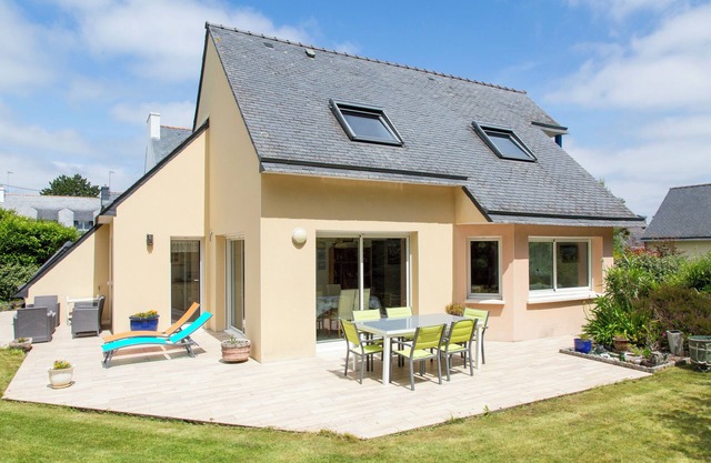 Holiday Home 'Spacieuse Maison À 200m De La Plage' with Private Terrace, Garden and Wi-Fi