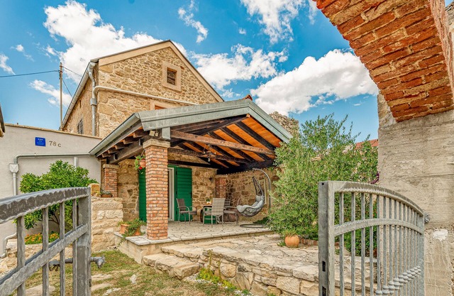 Holiday Home Stone Wall - Villa with Jacuzzi, 5 pax