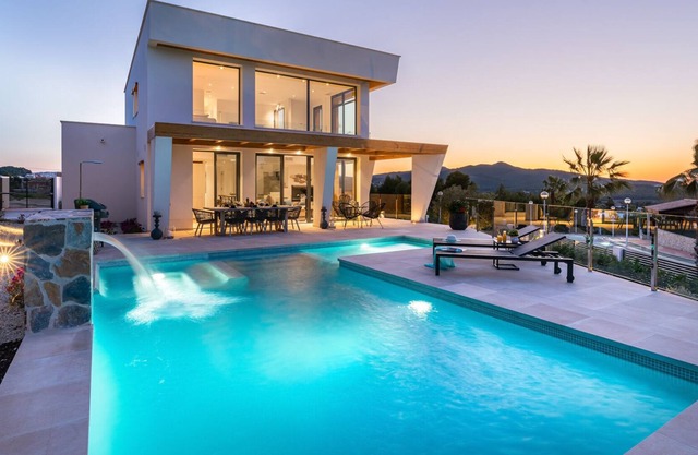 Holiday Home 'Sunbreeze' with Sea View, Pool, Garden & Wi-Fi
