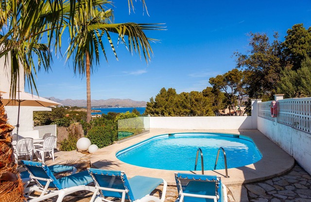 Holiday Home 'Villa Trevol' with Sea View, Wi-Fi and Air Conditioning