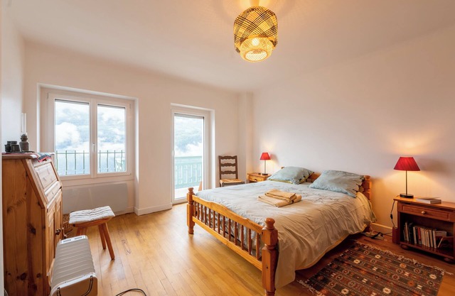 Holiday Home 'Volets Verts' with Mountain View, Shared Garden and Wi-Fi