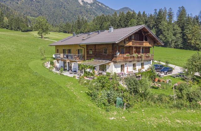Holiday home with 3 modern flats opposite ski lift