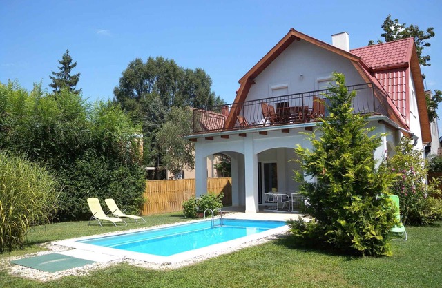 Holiday home with garden and pool only 100 meters from the beach