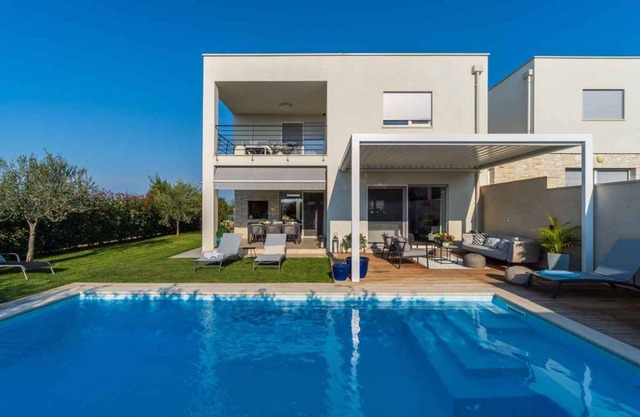Holiday home with pool and air conditioning