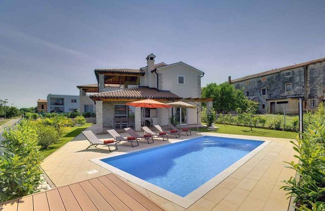Holiday home with pool and air conditioning
