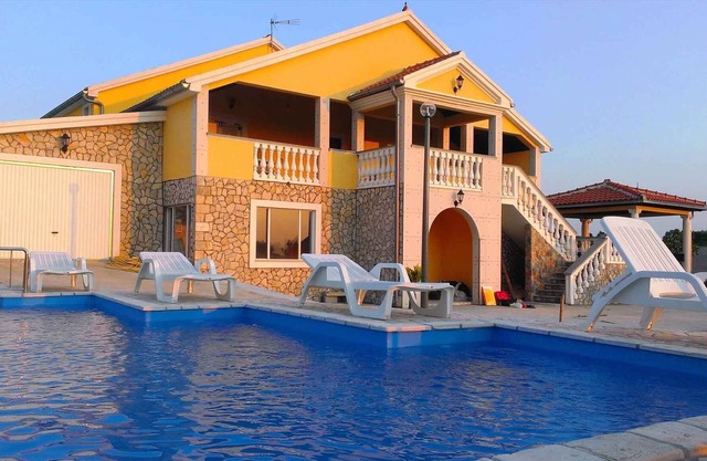 Holiday home with pool and air conditioning