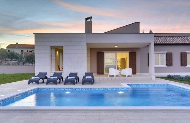 Holiday home with pool and air conditioning