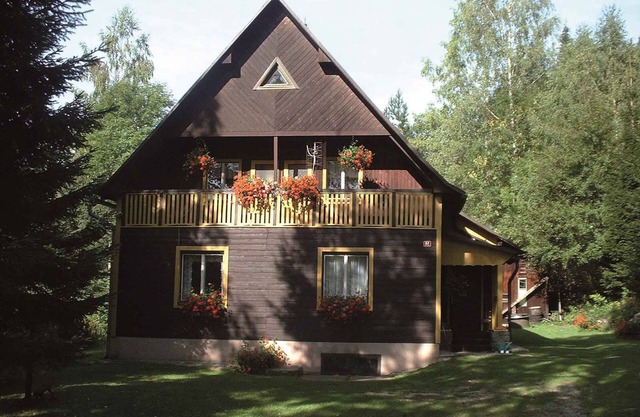 Holiday home with wood-burning fireplace in quiet surroundings