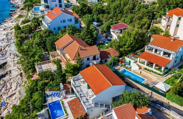 Holiday House Ariana - lovely holiday home with a pool near the beach