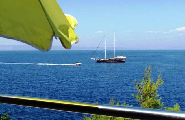 Holiday house JAKOV directly on the sea