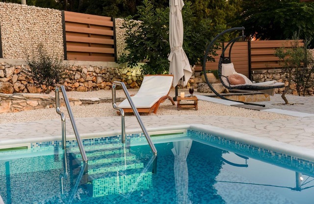 Holiday house Pokrovnik for 1 - 8 persons with 3 bedrooms - Holiday home