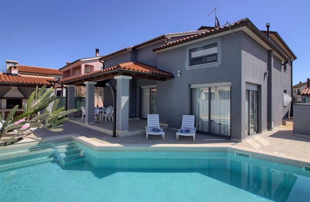 Holiday house Pula for 1 - 7 persons with 3 bedrooms - Holiday home