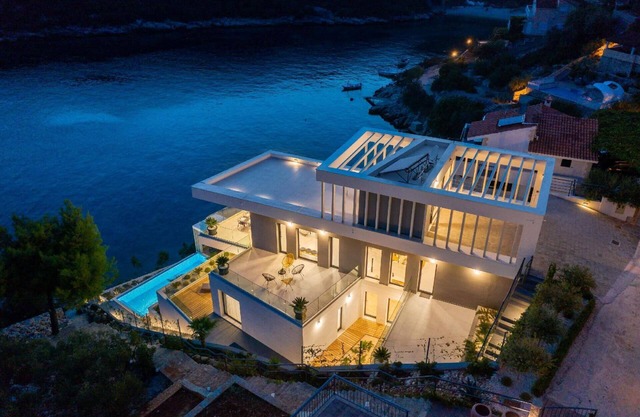 Holiday house Vinišće for 1 - 8 persons with 4 bedrooms - Holiday home