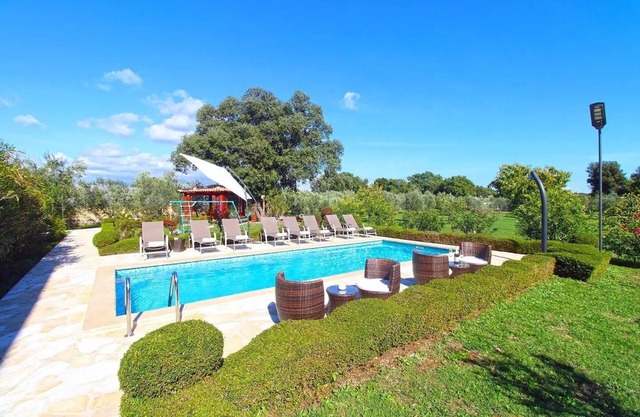 Holiday house with a swimming pool Šišan, Medulin (K-20775)