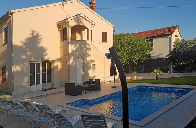 Holiday house with pool for 7 people in the medieval town of Bale