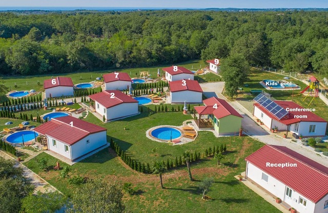Holiday house with private pool for 4-6 persons in the holiday park Jelovci