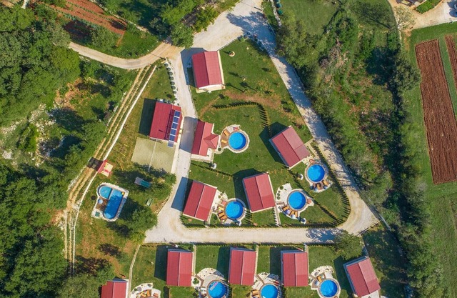 Holiday house with private pool for 6-8 persons in the holiday park Jelovci