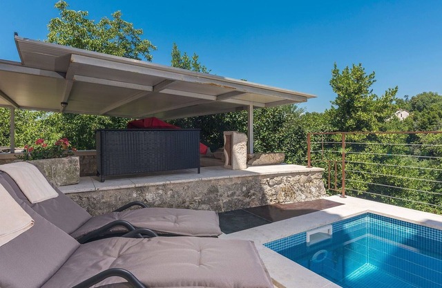 Holiday house with small heated pool and grill terrace in an idyllic location.