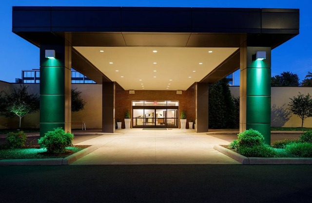 Holiday Inn and Suites Charleston West, an IHG Hotel