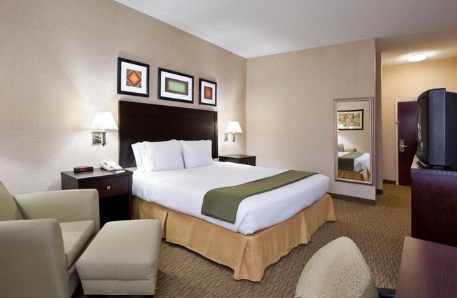 Holiday Inn Express Hotel & Suites Cleveland-Streetsboro