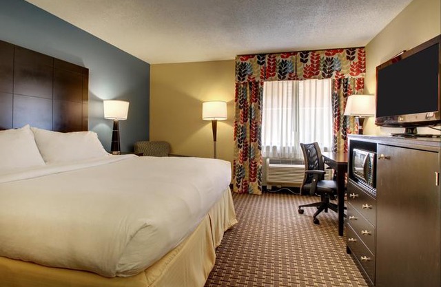 Holiday Inn Express Hotel Fort Campbell-Oak Grove