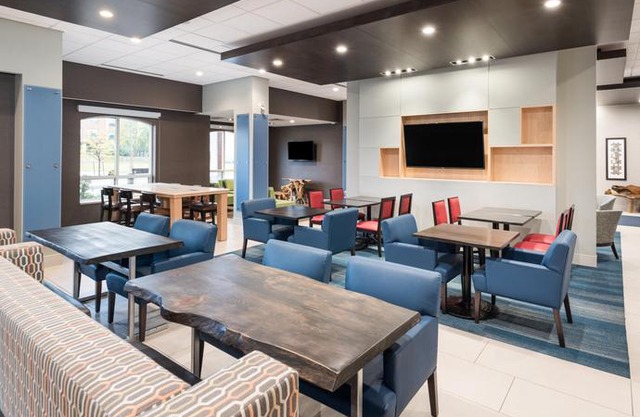 Holiday Inn Express Hotel & Suites Milton