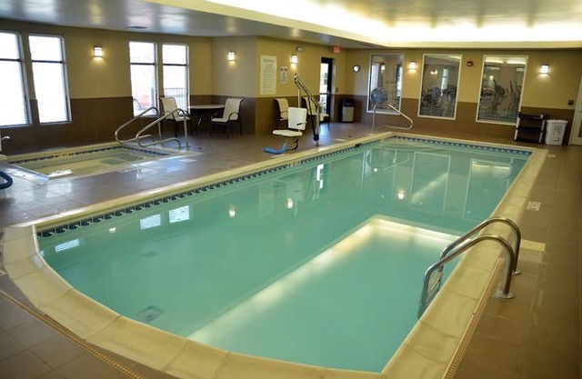 Holiday Inn Express & Suites Youngstown West I 80